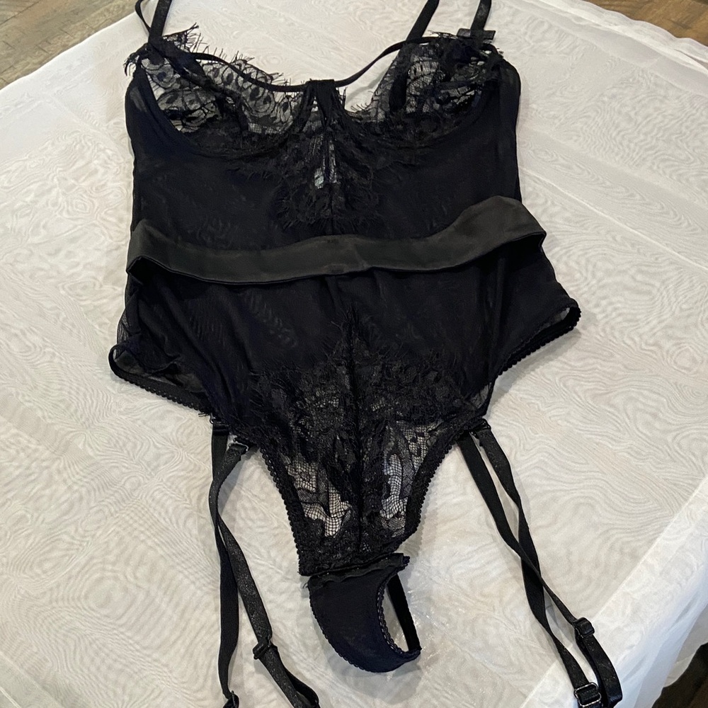 Elegant Black Lace Bodysuit (handy .com)